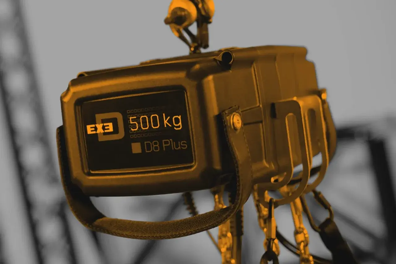 Rated-capacity label on an electric chain hoist